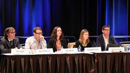 Panel de presentación con Elizabeth Yanik y Matthias Egger, en la CROI 2015. Foto: Robb Cohen www.RobbsPhotos.com.