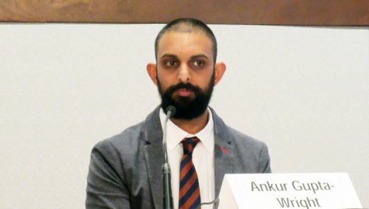 Ankur Gupta-Wright, en su intervención en la CROI 2018. Foto: Liz Highleyman.