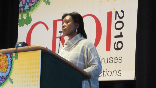 Sizulu Moyo, en su presentación en la CROI 2019. Foto: Roger Pebody.