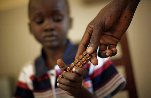 Niño recibiendo un medicamento para la tuberculosis en Sudán del Sur. UNDP South Sudan/Brian Sokol. Licencia Creative Commons.