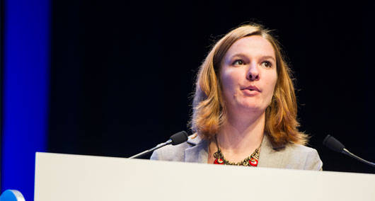 Alice Raymond, en su intervención en HIV Glasgow. Imagen cortesía de Terapia Farmacológica del VIH, Glasgow 2014 (hivglasgow.org)