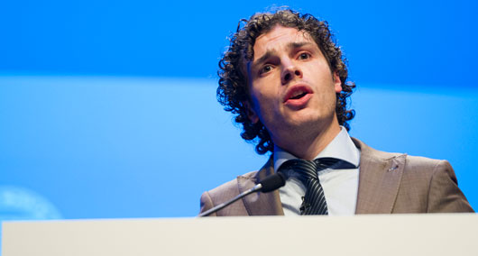 Casper Rokx, del Centro Médico de la Universidad Erasmus, en su intervención en HIV Glasgow. Imagen cortesía de Terapia Farmacológica del VIH, Glasgow 2014 (hivglasgow.org) 