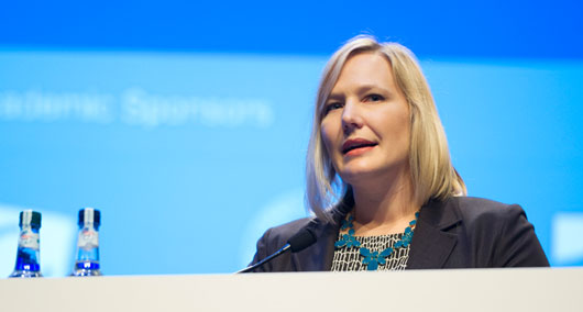 Kimberly Scarsi, del Centro Médico de la Universidad de Nebraska (EE UU), en su intervención en HIV Glasgow. Imagen cortesía de Terapia Farmacológica del VIH, Glasgow 2014 (hivglasgow.org)