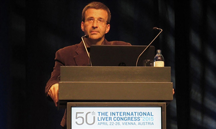 El doctor Xavier Forns, del Hospital Clínic de Barcelona, en su presentación de los resultados del estudio C-SALVAGE. Foto: Liz Highleyman, hivandhepatitis.com