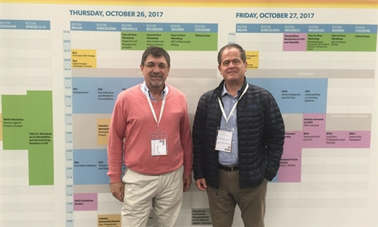 Juan Berenguer y Juan González, de GeSIDA, en la EACS 2017. Créditos de la imagen: @GeSIDA