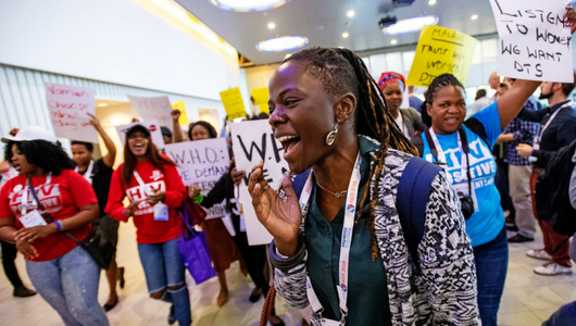 Mujeres en la manifestación sobre dolutegravir en la AIDS 2018. ©International AIDS Society/Marten van Dijl