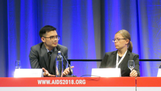 Akarin Hiransuthikul y Mackenzie Cottrell, en su intervención en la AIDS 2018. Foto: Liz Highleyman. 