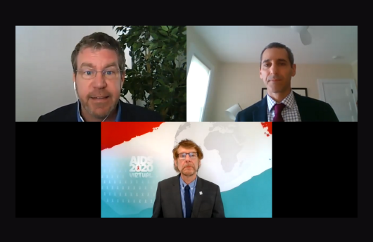 Imagen: Erik Lamontagne (arriba a la izquierda) en una conferencia de prensa online en la AIDS 2020