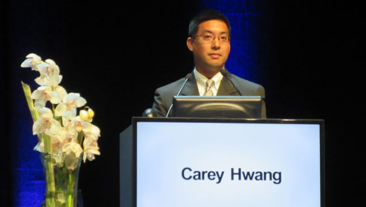 Carey Hwang, en su intervención en la EACS 2015. Foto: Liz Highleyman, hivandhepatitis.com 