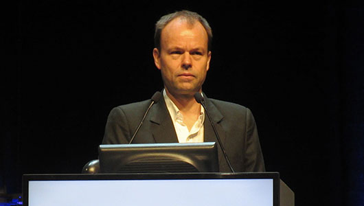 Lars Peters, en su intervención en la EACS 2015. Foto: Liz Highleyman, hivandhepatitis.com 