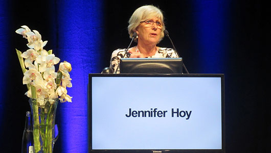 Jennifer Hoy, en su intervención en la EACS 2015. Foto: Liz Highleyman, hivandhepatitis.com