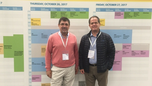 Juan Berenguer y Juan González, de GeSIDA, en la EACS 2017. Créditos de la imagen: @GeSIDA