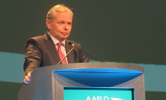 Stefan Zeuzem, en su intervención en AASLD 2016. Foto: Liz Highleyman, hivandhepatitis.com