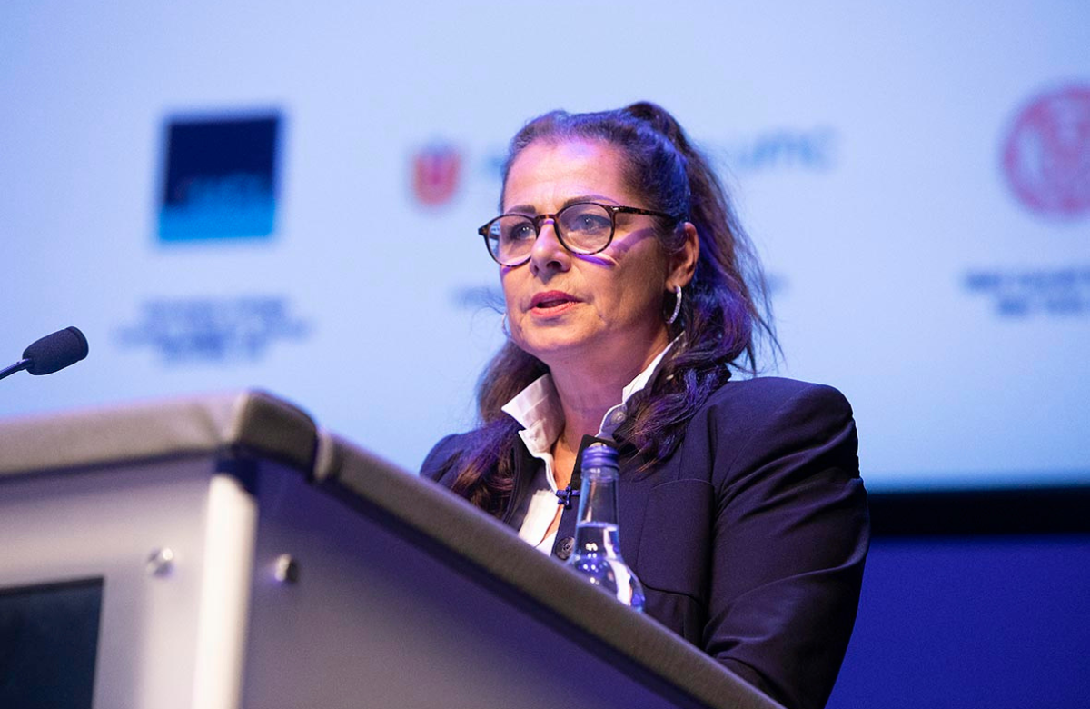 La doctora Celia Jonsson-Oldenbüttel durante su presentación en HIV Glasgow 2022. Imagen: Alan Donaldson Photography.