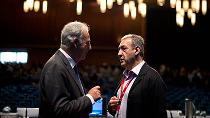 Michel Kazatchkine, Enviado Especial de la Secretaría de Naciones Unidas sobre VIH/Sida en Europa del Este y Asia Central conversa con Eduard Karamov, del Instituto Ivanovsky de Virología (Federación Rusa). Foto: ©Marcus Rose/IAS 