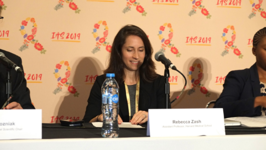 La doctora Rebecca Zash, durante la presentación de los resultados del estudio de Tsepamo en la IAS 2019. Foto: Roger Pebody.