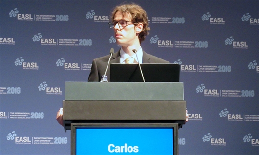 El doctor Carlos Fernández Carrillo, en su intervención en ILC 2016. Foto: Liz Highleyman, hivandhepatitis.com