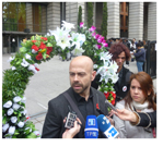 Foto:  Una corona de flores para conmemorar la muerte en vida del Plan Nacional sobre el Sida