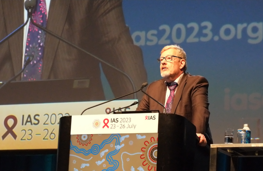 El profesor Jürgen Rockstroh en la IAS 2023. Foto: Roger Pebody.
