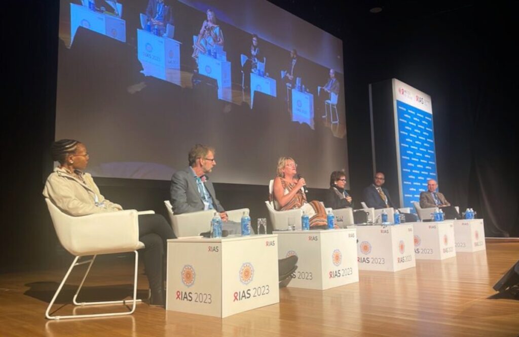 La mesa de debate del simposio sobre el ensayo REPRIEVE en la IAS 2023. Foto: @iasociety