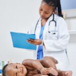 Bebé en una consulta médica