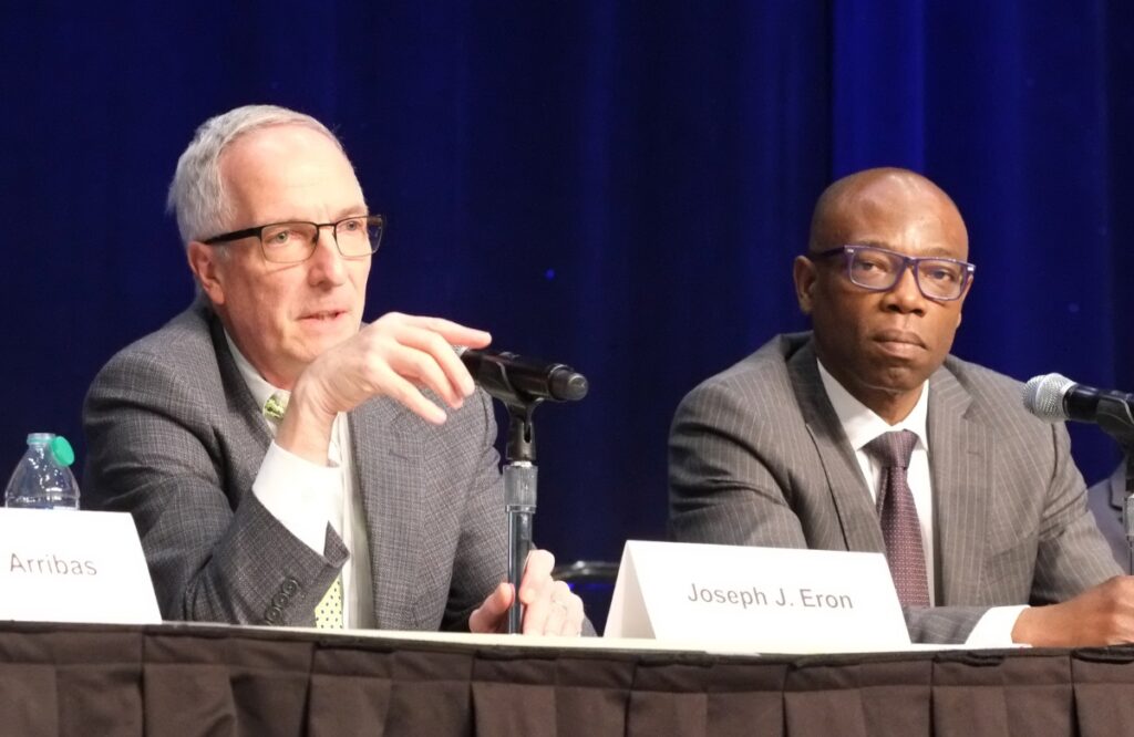 El profesor Joseph Eron y el profesor Babafemi Taiwo, en la CROI 2024. Foto: Roger Pebody.