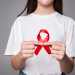 Mujer lazo rojo